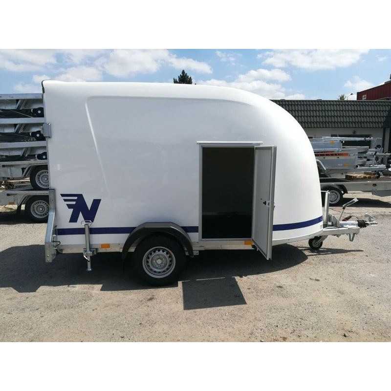 Furgoneta de poliéster Niewiadów con puerta lateral y rampa de carga
