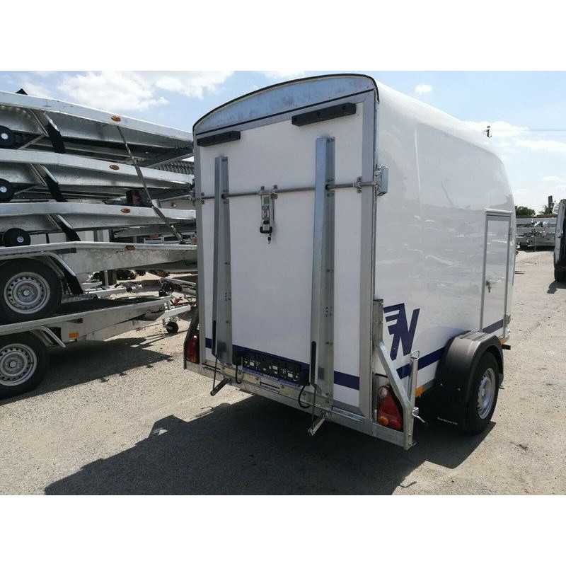 Furgoneta de poliéster Niewiadów con puerta lateral y rampa de carga