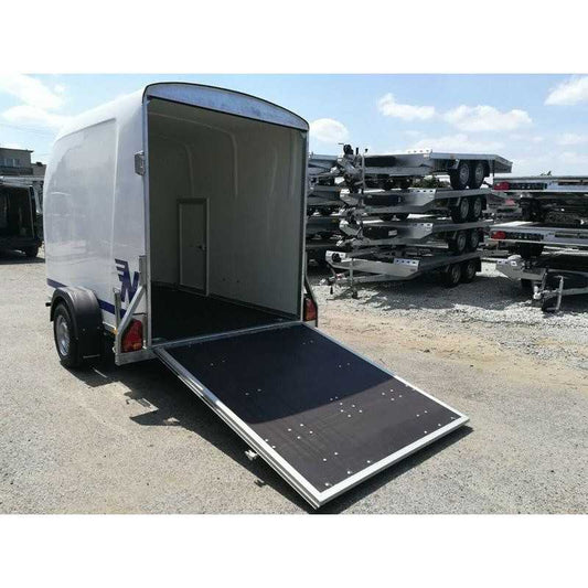 Furgoneta de poliéster Niewiadów con puerta lateral y rampa de carga